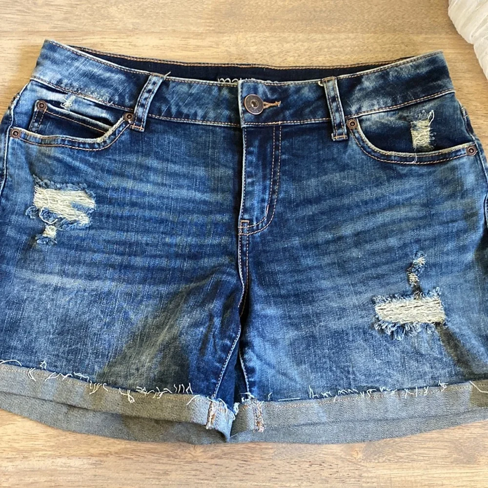 🩳NWOT Distressed Denim Shorts🩳 - Picture 3 of 6